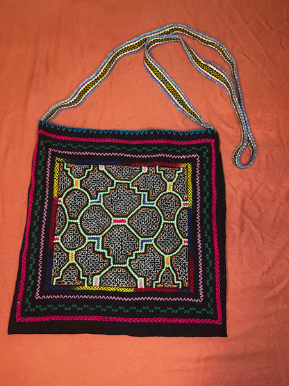 Authentic Shipibo Handwoven Ícaro Medicine Bag (Black)