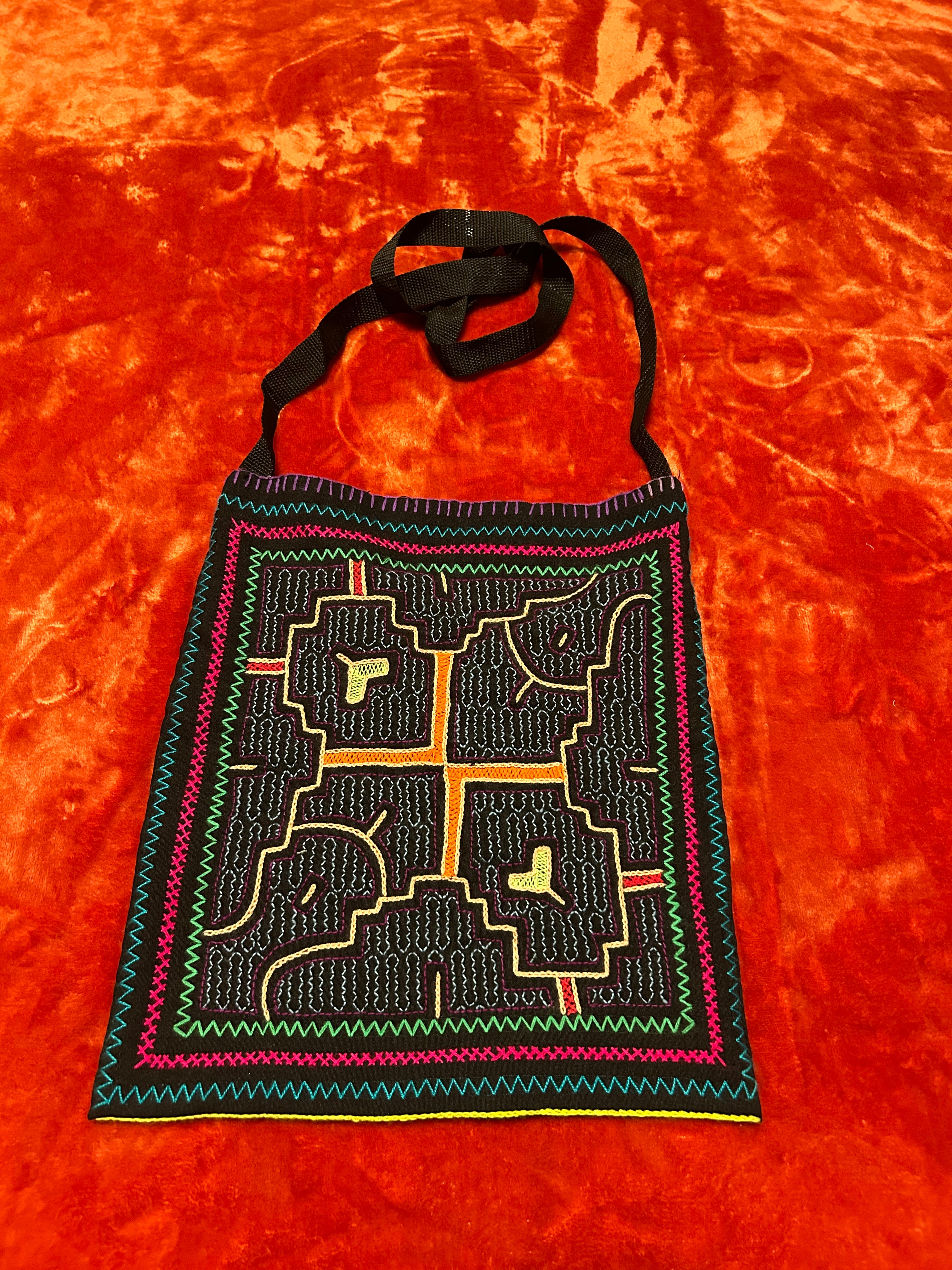 Shipibo embroidery bag, outlet handmade, measures 33x30 cms.